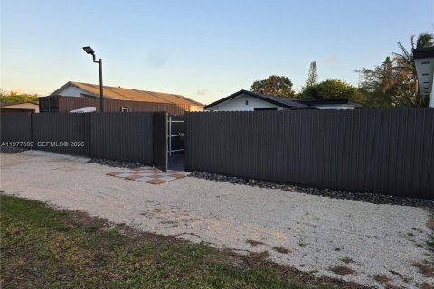 House in Florida City, Florida 4 bedrooms, 188.31 sq.m. № 2046310 - photo 4