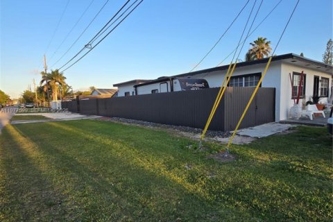 House in Florida City, Florida 4 bedrooms, 188.31 sq.m. № 2046310 - photo 2