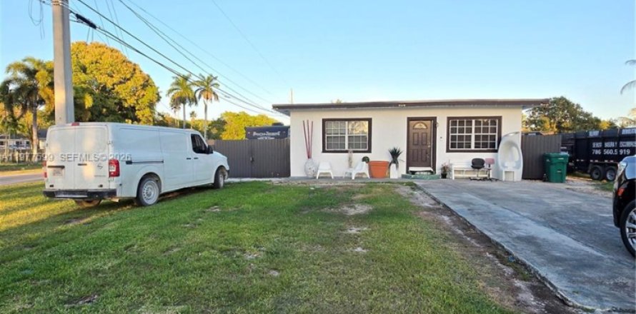 House in Florida City, Florida 4 bedrooms, 188.31 sq.m. № 2046310