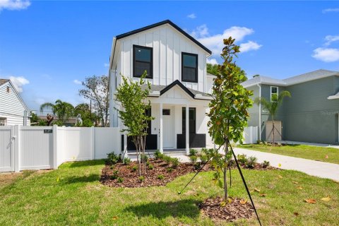 House in MAGNOLIA PARK in Saint Petersburg, Florida 4 bedrooms, 187.01 sq.m. № 2222383 - photo 5
