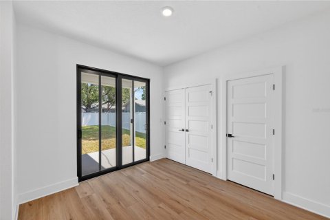 House in MAGNOLIA PARK in Saint Petersburg, Florida 4 bedrooms, 187.01 sq.m. № 2222383 - photo 20