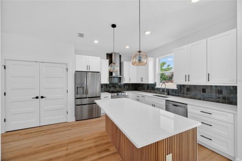 House in MAGNOLIA PARK in Saint Petersburg, Florida 4 bedrooms, 187.01 sq.m. № 2222383 - photo 19