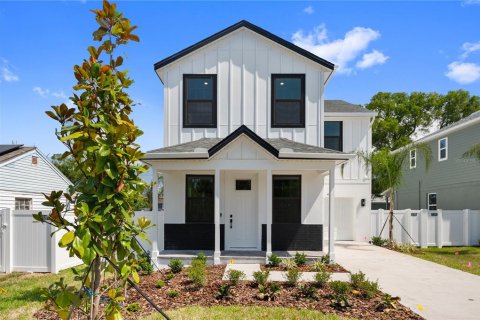 House in MAGNOLIA PARK in Saint Petersburg, Florida 4 bedrooms, 187.01 sq.m. № 2222383 - photo 4