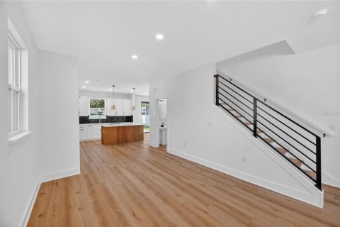 House in MAGNOLIA PARK in Saint Petersburg, Florida 4 bedrooms, 187.01 sq.m. № 2222383 - photo 11