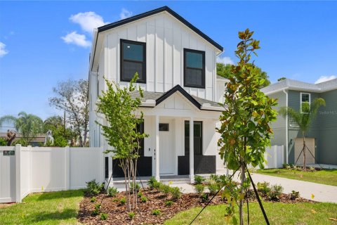 House in MAGNOLIA PARK in Saint Petersburg, Florida 4 bedrooms, 187.01 sq.m. № 2222383 - photo 6