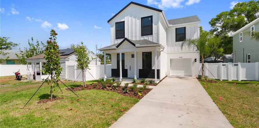 House in MAGNOLIA PARK in Saint Petersburg, Florida 4 bedrooms, 187.01 sq.m. № 2222383