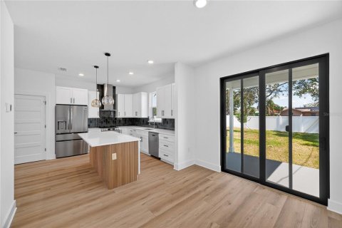 House in MAGNOLIA PARK in Saint Petersburg, Florida 4 bedrooms, 187.01 sq.m. № 2222383 - photo 23