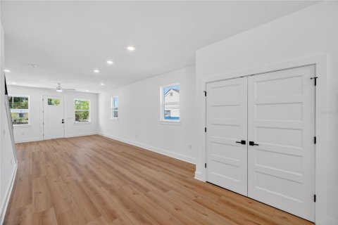 House in MAGNOLIA PARK in Saint Petersburg, Florida 4 bedrooms, 187.01 sq.m. № 2222383 - photo 14
