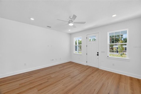 House in MAGNOLIA PARK in Saint Petersburg, Florida 4 bedrooms, 187.01 sq.m. № 2222383 - photo 10