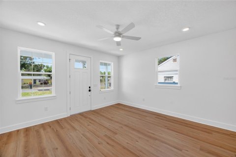 House in MAGNOLIA PARK in Saint Petersburg, Florida 4 bedrooms, 187.01 sq.m. № 2222383 - photo 9