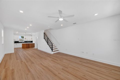 House in MAGNOLIA PARK in Saint Petersburg, Florida 4 bedrooms, 187.01 sq.m. № 2222383 - photo 7