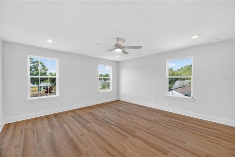 House in MAGNOLIA PARK in Saint Petersburg, Florida 4 bedrooms, 187.01 sq.m. № 2222383 - photo 29