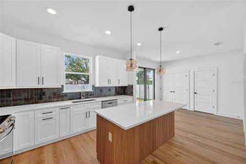 House in MAGNOLIA PARK in Saint Petersburg, Florida 4 bedrooms, 187.01 sq.m. № 2222383 - photo 16
