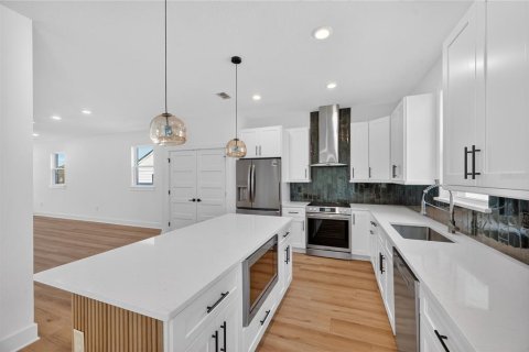 House in MAGNOLIA PARK in Saint Petersburg, Florida 4 bedrooms, 187.01 sq.m. № 2222383 - photo 18