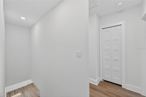 House in MAGNOLIA PARK in Saint Petersburg, Florida 4 bedrooms, 187.01 sq.m. № 2222383 - photo 27