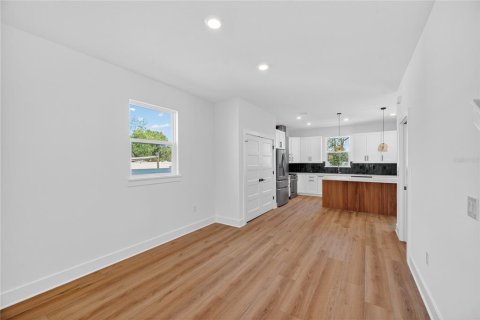House in MAGNOLIA PARK in Saint Petersburg, Florida 4 bedrooms, 187.01 sq.m. № 2222383 - photo 12