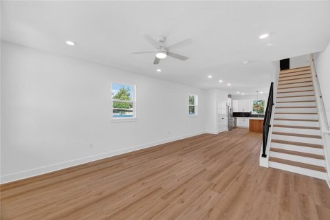 House in MAGNOLIA PARK in Saint Petersburg, Florida 4 bedrooms, 187.01 sq.m. № 2222383 - photo 8