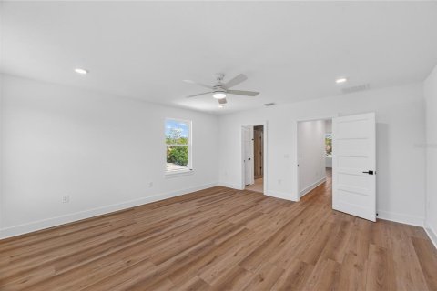 House in MAGNOLIA PARK in Saint Petersburg, Florida 4 bedrooms, 187.01 sq.m. № 2222383 - photo 30