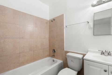 Commercial property in Boynton Beach, Florida 394.09 sq.m. № 1877650 - photo 9