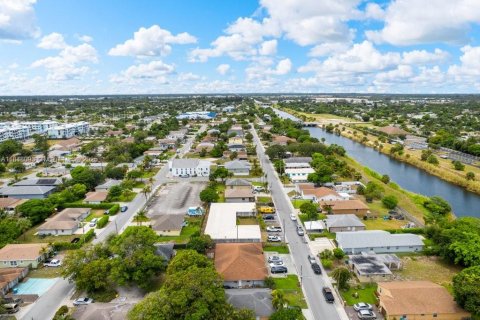 Commercial property in Boynton Beach, Florida 394.09 sq.m. № 1877650 - photo 2
