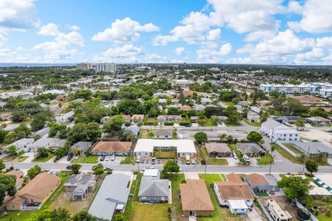 Commercial property in Boynton Beach, Florida 394.09 sq.m. № 1877650 - photo 4