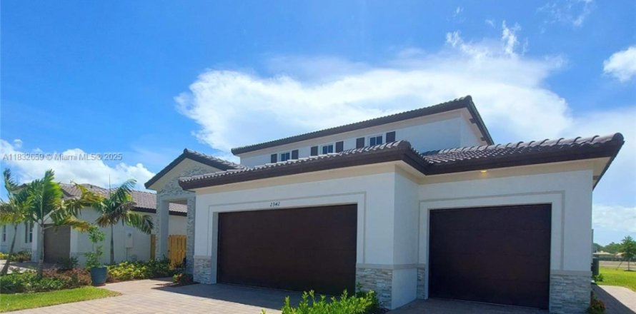 Commercial property in Homestead, Florida 2 bedrooms № 2018589