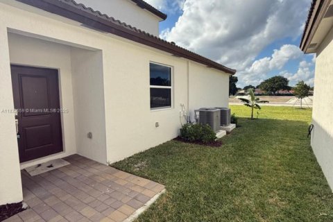Commercial property in Homestead, Florida 2 bedrooms № 2018589 - photo 3