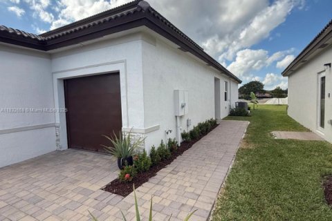Commercial property in Homestead, Florida 2 bedrooms № 2018589 - photo 2