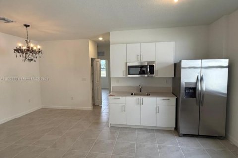 Commercial property in Homestead, Florida 2 bedrooms № 2018589 - photo 4