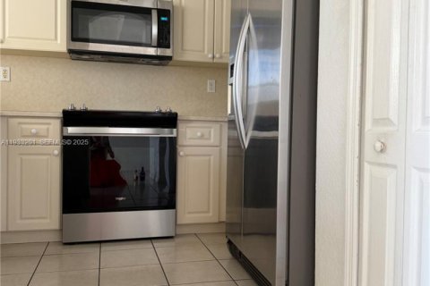 Copropriété à louer à Miami, Floride: 3 chambres, 126.72 m2 № 1993293 - photo 5