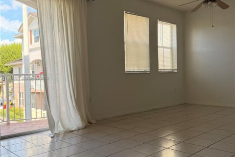 Copropriété à louer à Miami, Floride: 3 chambres, 126.72 m2 № 1993293 - photo 1