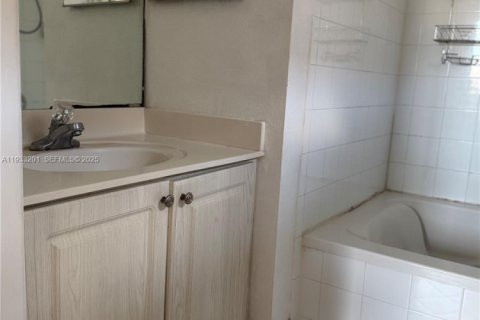 Copropriété à louer à Miami, Floride: 3 chambres, 126.72 m2 № 1993293 - photo 9