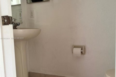 Copropriété à louer à Miami, Floride: 3 chambres, 126.72 m2 № 1993293 - photo 6
