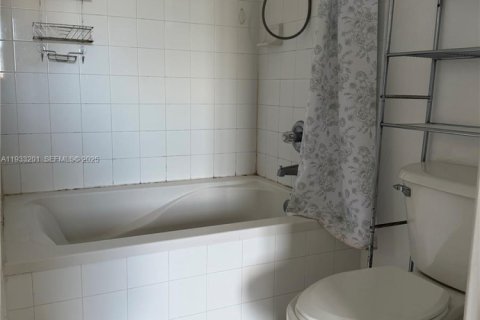 Copropriété à louer à Miami, Floride: 3 chambres, 126.72 m2 № 1993293 - photo 10