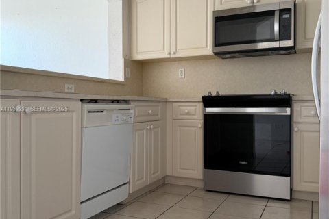 Copropriété à louer à Miami, Floride: 3 chambres, 126.72 m2 № 1993293 - photo 4