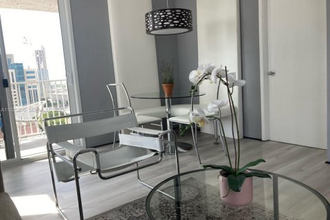 Снять в аренду кондоминиум в Майами, Флорида 2 спальни, 84.91м2, № 1987960 - фото 2