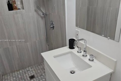 Casa en venta en Miami, Florida, 4 dormitorios, 156.91 m2 № 1764627 - foto 3