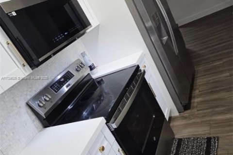 Casa en venta en Miami, Florida, 4 dormitorios, 156.91 m2 № 1764627 - foto 4