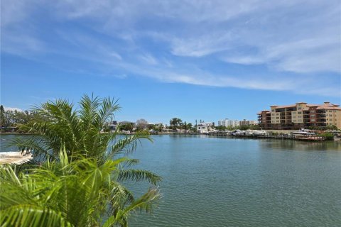 House in Saint Pete Beach, Florida 4 bedrooms, 307.13 sq.m. № 1443805 - photo 4