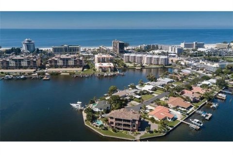 House in Saint Pete Beach, Florida 4 bedrooms, 307.13 sq.m. № 1443805 - photo 3