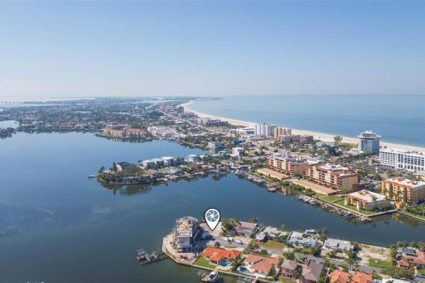 House in Saint Pete Beach, Florida 4 bedrooms, 307.13 sq.m. № 1443805 - photo 21