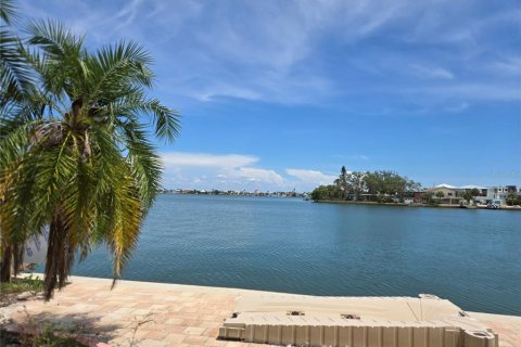 House in Saint Pete Beach, Florida 4 bedrooms, 307.13 sq.m. № 1443805 - photo 6
