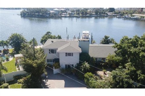 House in Saint Pete Beach, Florida 4 bedrooms, 307.13 sq.m. № 1443805 - photo 1
