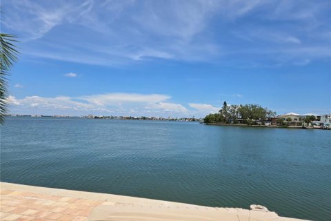 House in Saint Pete Beach, Florida 4 bedrooms, 307.13 sq.m. № 1443805 - photo 5