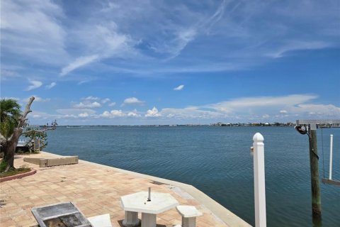 House in Saint Pete Beach, Florida 4 bedrooms, 307.13 sq.m. № 1443805 - photo 14
