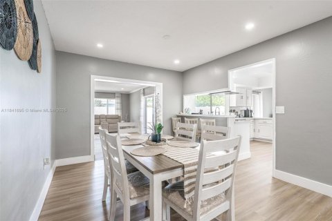 Casa en venta en Hollywood, Florida, 3 dormitorios, 172.05 m2 № 1833792 - foto 3