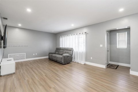 Casa en venta en Hollywood, Florida, 3 dormitorios, 172.05 m2 № 1833792 - foto 5