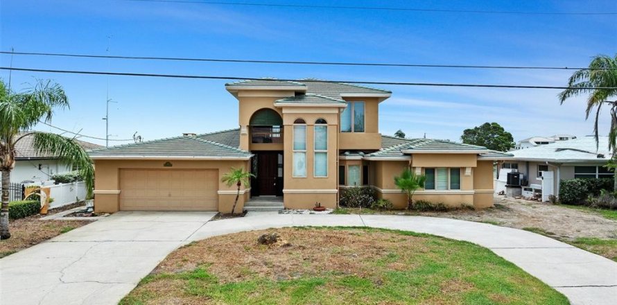 House in Clearwater, Florida 4 bedrooms, 390 sq.m. № 1782816