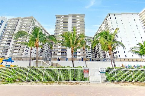 Condo in Miami Beach, Florida, 3 bedrooms  № 2004906 - photo 19