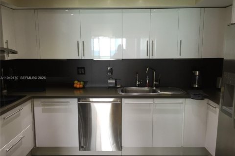 Condo in Miami Beach, Florida, 3 bedrooms  № 2004906 - photo 2